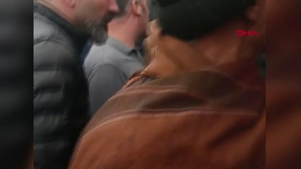 CADDE ÜZERİNDE KARŞILAŞTIĞI HUSUMETLİSİNİ SİLAHLA ÖLDÜRDÜ, 2 KİŞİ DE YARALANDI