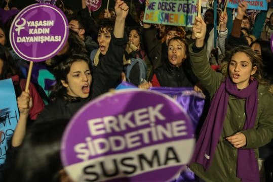 Beyoğlu'nda izinsiz gösteri yapmak isteyen gruba polis müdahale etti