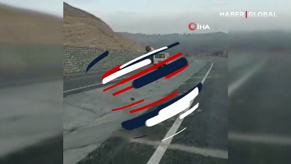 Freni boşalan beton mikseri böyle devrildi