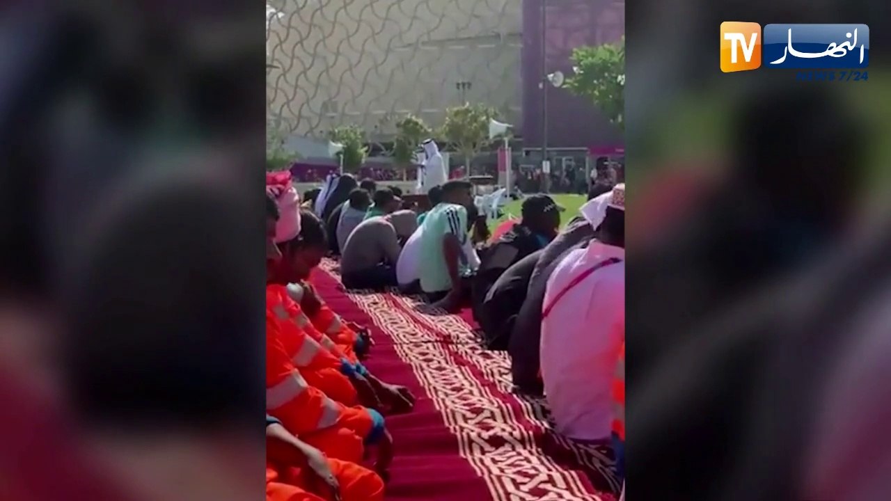 المسلمون يؤدون صلاة الجمعة أمام ملعب أحمد بن عل...