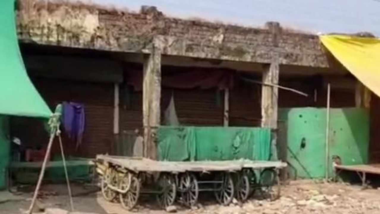 शाजापुर: नगर में जगह-जगह बनी नगर पालिका की दुका...