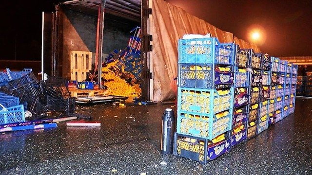 Bursa’da kontrolden çıkan TIR devrildi, tonlarca mandalina yola saçıldı