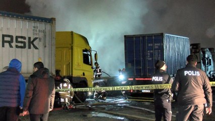 Descargar video: İstanbul’da TIR parkında yangın: 4 TIR kullanılamaz hale geldi