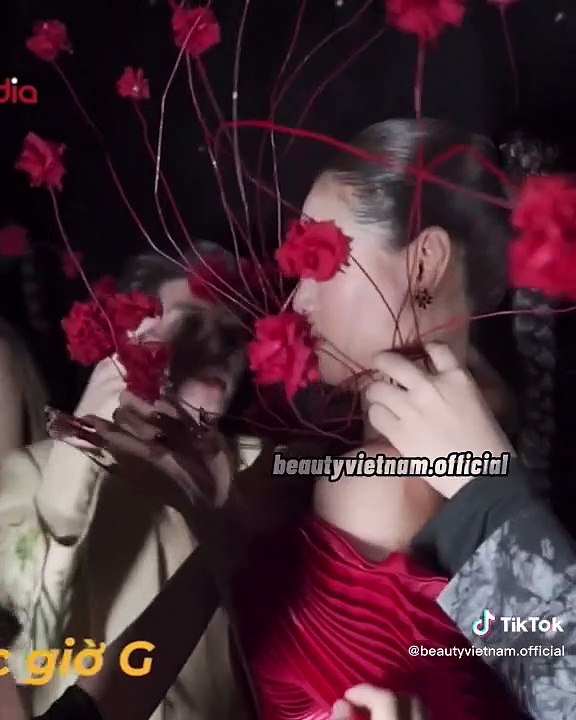 Khánh Vân mếu máo sau hậu trường vì bị phụ kiện làm khó