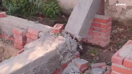 बदायूँ:जानिए कहाँ पर 26 लाख से बन रहे निर्माणाधीन हॉल का पिलर गिरा