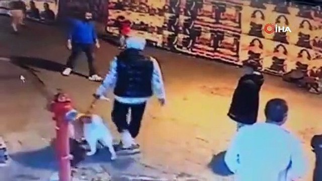 Beşiktaş'taki bıçaklı ve kasklı kavga kamerada: Parayı alamayınca saldırıp bıçakladılar