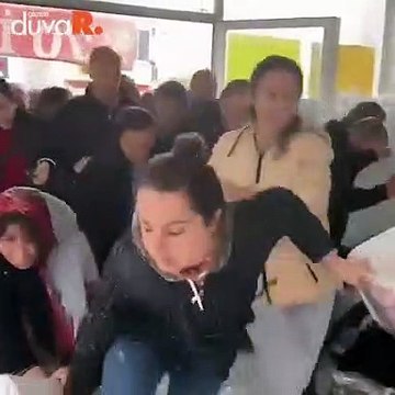 İzmir'de halı mağazasında izdiham: Yere düşen 2 kadın hastanelik oldu