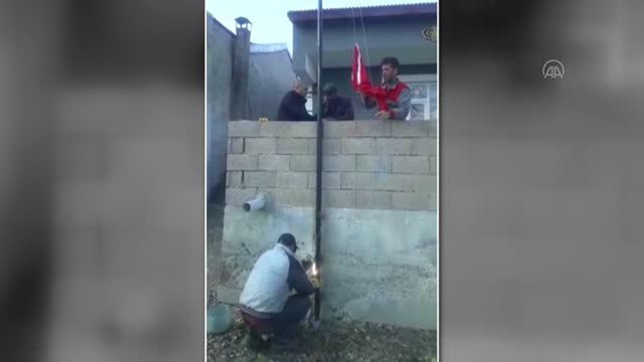 Zihinsel engelli Ercan'ın koynunda taşıdığı bayrak artık evinin önünde dalgalanıyor