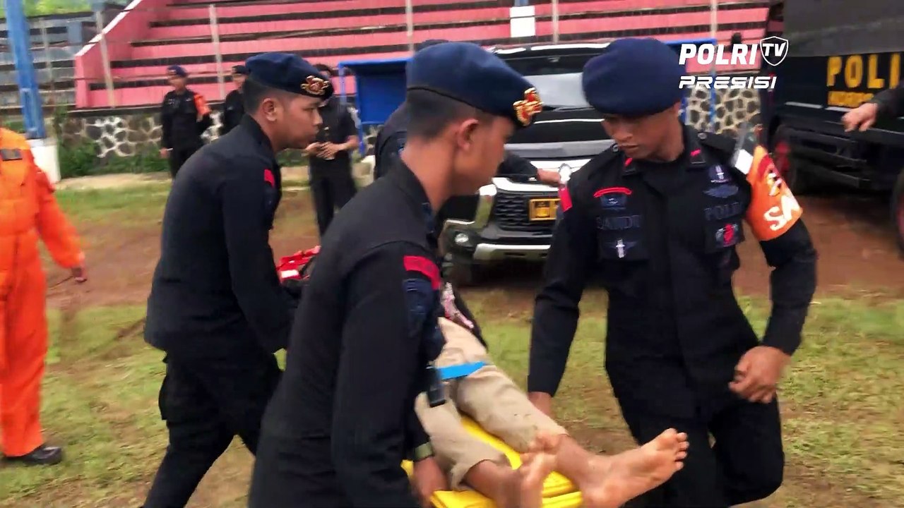 Polri Berhasil Evakuasi Satu Warga Dehidrasi Di Desa Terisolir, Dengan Menggunakan Helikopter