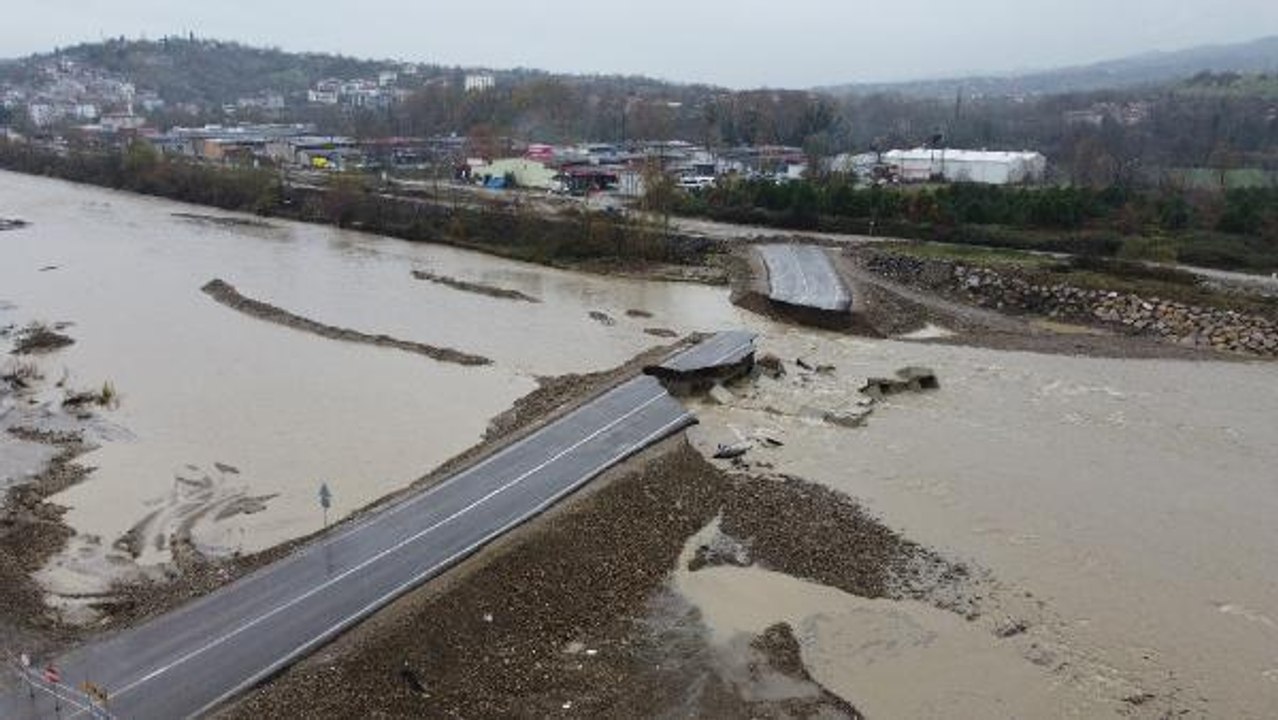 BARTIN'DA IRMAK SUYU YÜKSELİNCE GEÇİCİ SERVİS YOLU ÇÖKTÜ