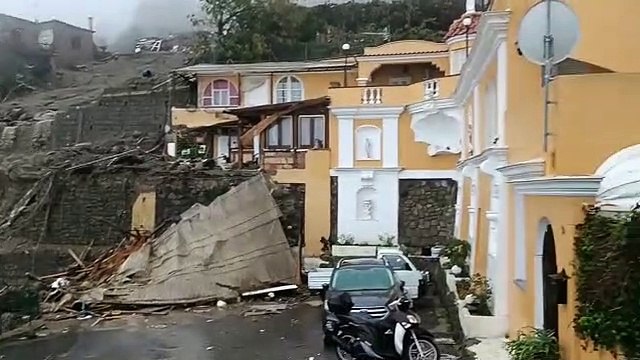 Frana a Ischia, la cascata di fango a Casamicciola - Video