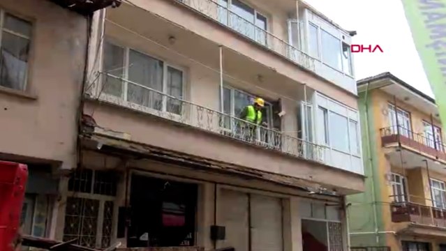 Düzce'de hasarlı binaların yıkımına başlandı