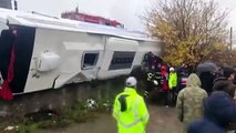 Diyarbakır'da yolcu otobüsü devrildi: 20 yaralı