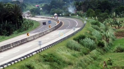 Truck molen besar melaju kencang