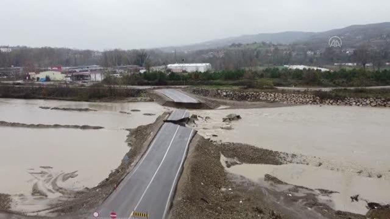 Sağanak nedeniyle servis yolunun bir bölümü yıkıldı