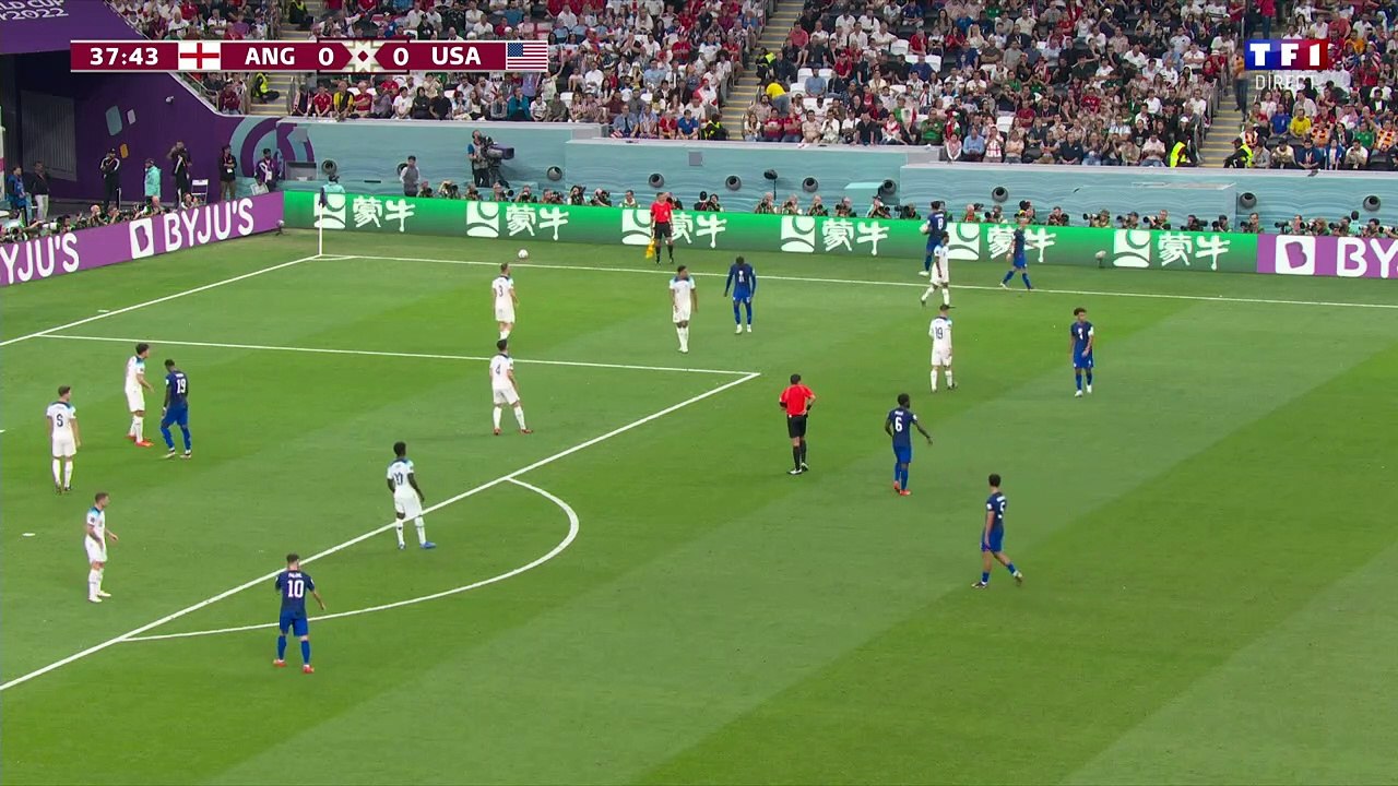 Weston McKennie s'essuie les mains sur un photo...