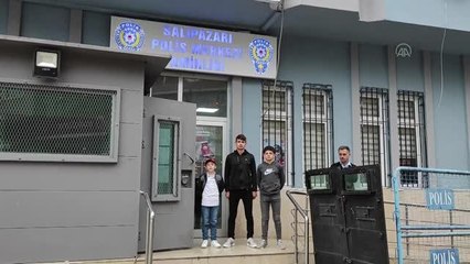 Üç genç caminin şadırvanında buldukları cüzdanı polise teslim etti