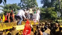 किसानों ने खोला केंद्र सरकार के खिलाफ मोर्चा , शहीद स्मारक पर बैरिकेट्स तोड़ कर सिविल लाइंस फाटक पहुंचे किसान