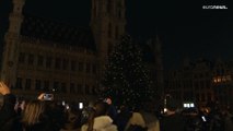 Un abeto de veinte metros y cinco toneladas preside las Maravillas de Invierno de Bruselas