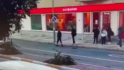 Savurduğu çantasıyla motosikleti devirerek 2 kişiyi yaralayan şahıs tutuklandı