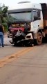 Motorista de carro morre em batida frontal com carreta em Congonhas