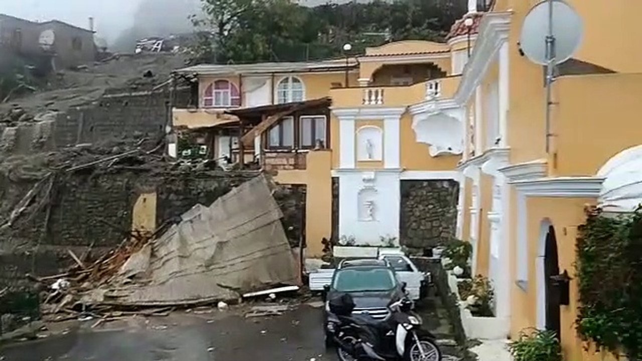 Ischia le abitazioni travolte, il fango continua a scendere dalla montagna
