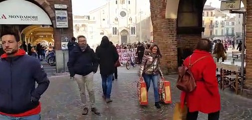 Lodi contro la violenza sulle donne. Centinaia in marcia: gridiamo per chi non ha più voce