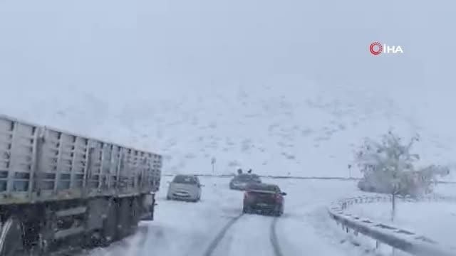 Bitlis'te kar yağışı... Çok sayıda araç yolda kaldı