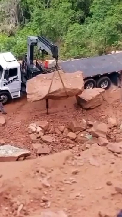 Ces ouvriers passent la pire journée de leur vie... plus de camion