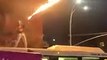 Un dingue s'amuse avec un lance-flamme sur le toit d'un bus en plein New York