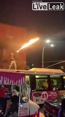 Download Video: Un dingue s'amuse avec un lance-flamme sur le toit d'un bus en plein New York