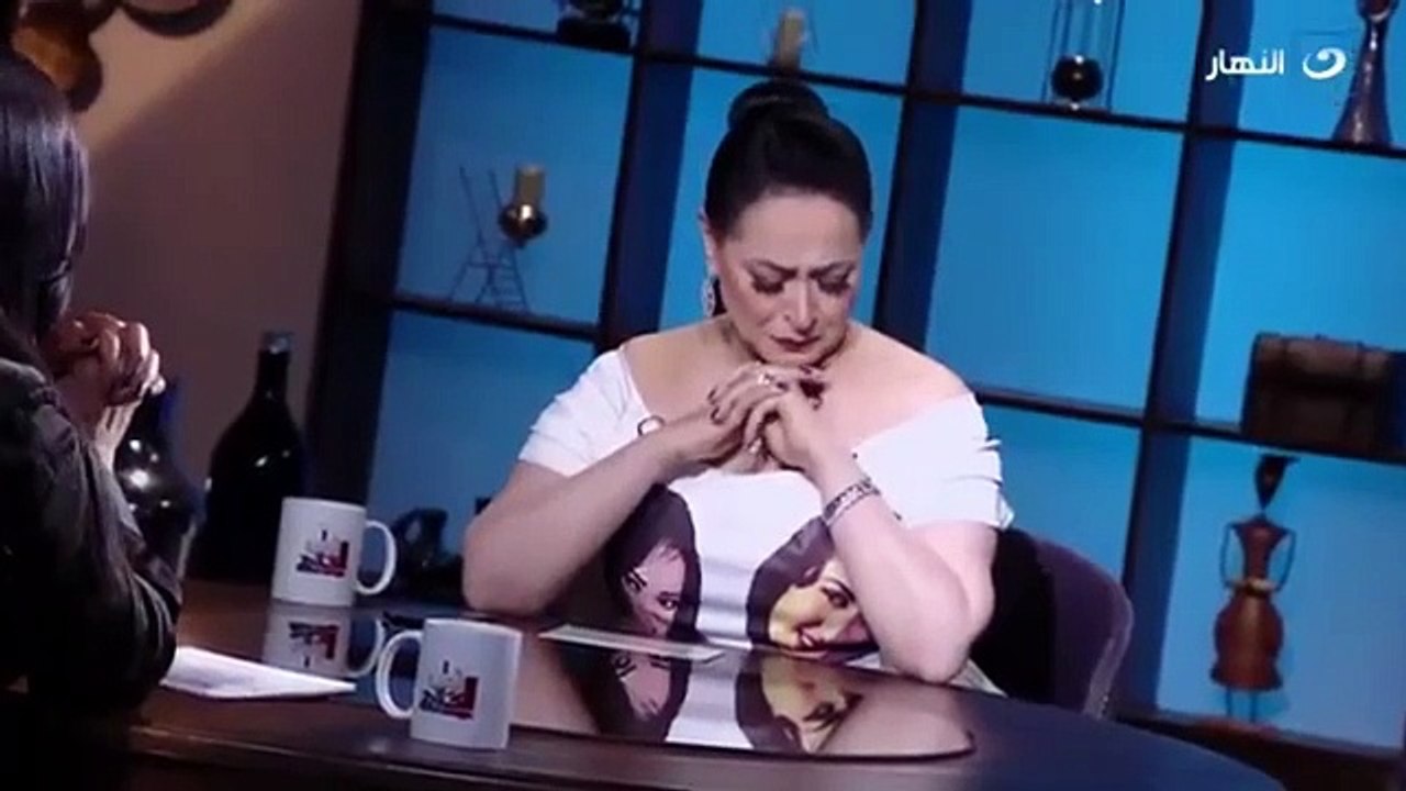 هند عاكف تنهار بالبكاء وتروي تفاصيل طردها من مهرجان القاهرة السينمائي