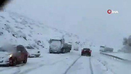 Bitlis’te kar yağdı, çok sayıda araç yolda kaldı