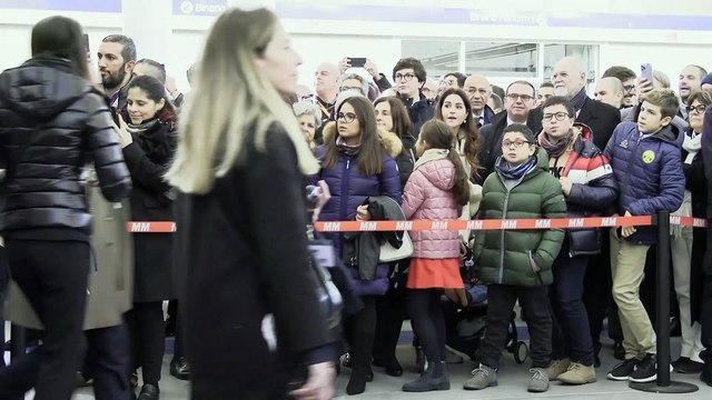 Milano, centinaia di persone per la M4. La sfida a pallacanestro fra il sindaco Sala e Salvini