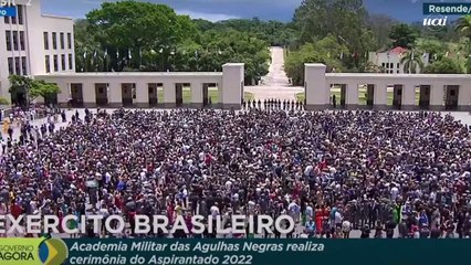 Mourão tenta conversar com Bolsonaro, que fica em silêncio