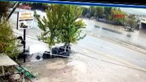 Diyarbakır'da yolcu otobüsü devrildi: Kaza anı kamerada