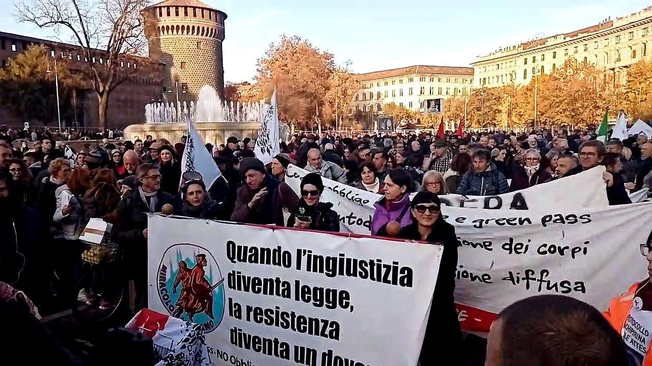 Milano, corteo no vax da piazza Castello a piazza XXIV Maggio: "Siamo tornati in strada"