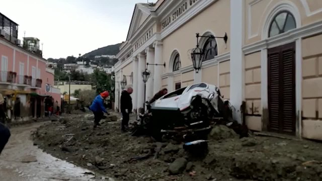 Frana a Casamicciola, in piazza Bagni il fango ha raggiunto i due metri d'altezza