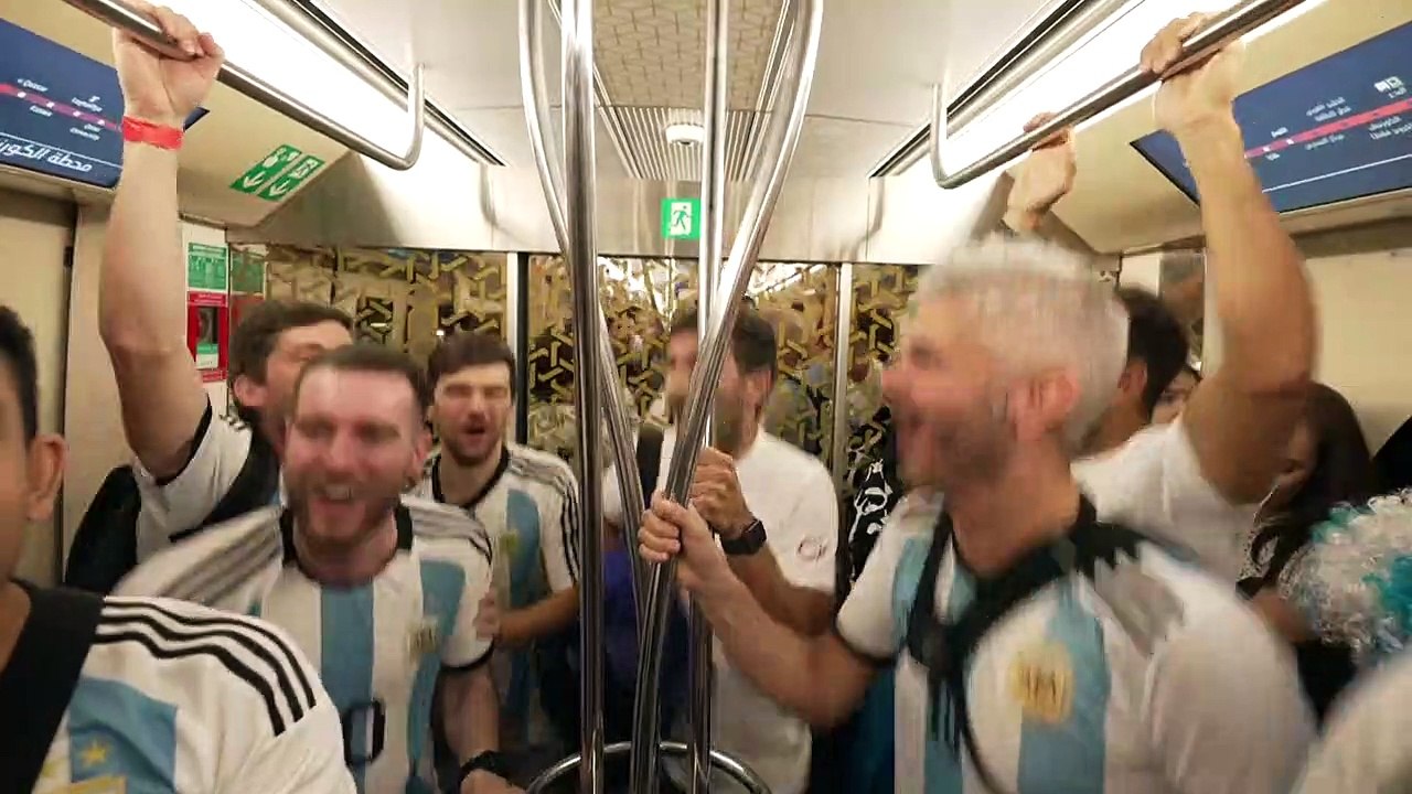 مشجعو الأرجنتين والمكسيك يغنون في قطار المترو و...