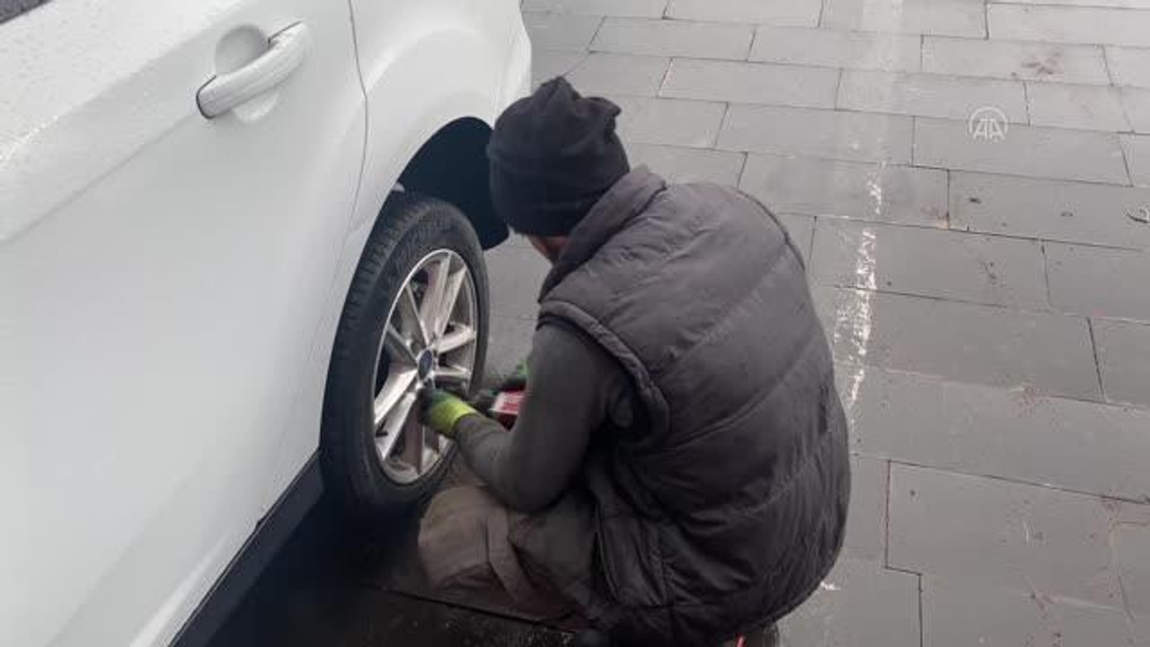 Kar yağışıyla oto lastikçilerinde "kış lastiği"...