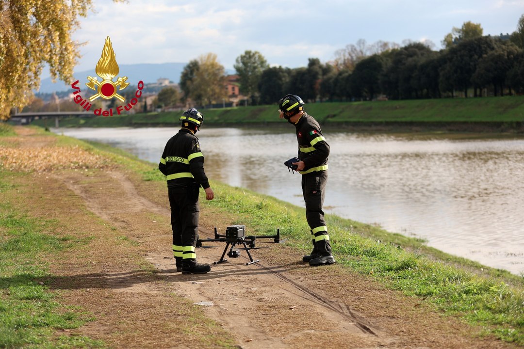 Uomo caduto in Arno a Firenze, sospese le ricerche