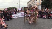 Violenza donne, performance in piazza della Repubblica contro patriarcato