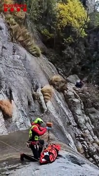 Los bomberos rescatan a una mujer en Vall d'en Bas
