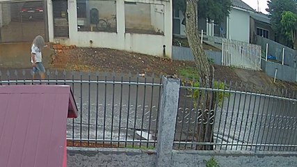 De peruca, suspeito por furto é visto adentrando residência