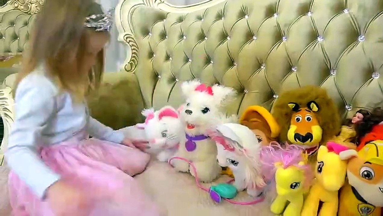 ستايسي ولعبها الملونة الجديدة للأطفال