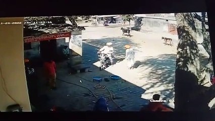 देखते-देखते वह फुटबॉल बन गया...