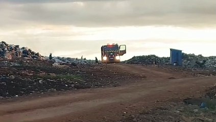 下载视频: Bombeiros combatem incêndio em área de descarte de lixo, no Aterro Sanitário de Cascavel