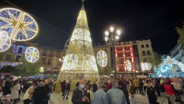 Ambientazo en el encendido de las luces de Navidad en Toledo