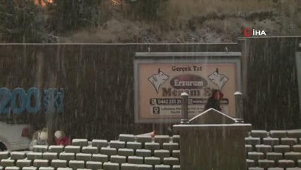 Erzurum beyaza büründü, vatandaşlar karın tadını çıkarttı