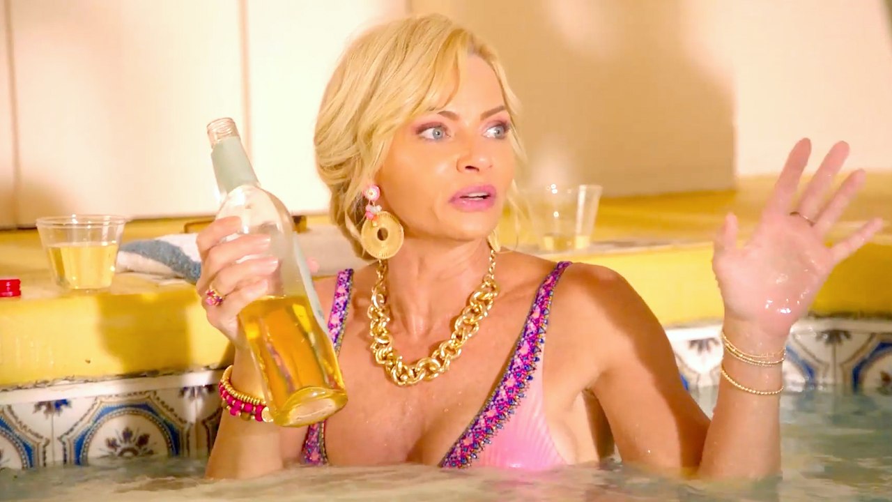 The Hottest Place You Can Be on FOX’s Welcome to Flatch with Jamie Pressly